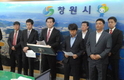 안상수 시장 ‘계란 봉변’…창원시, 시의원 고발 