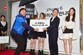 LG유플러스 '아이폰6' 개통행사 200여명 북새통… 3위 사업자의 '반란'