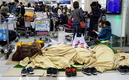 ‘하늘길 언제 열리나’…제주공항 7만명 발 동동 