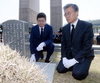 광주서 ‘무릎 꿇은 문재인’…호남의 선택은?