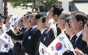 ‘임~행진곡’ 여야는 제창, 총리·靑수석은 ‘…’[종합]