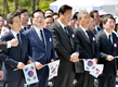 ‘임~행진곡’ 여야는 제창, 총리·靑수석은 ‘…’[종합]