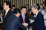 숨죽인 비박…새누리 ‘도로 친박당’ 되나?