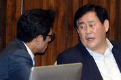 최경환, 전대 불출마 "백의종군"..靑 서별관회의 등 악재 영향(?)
