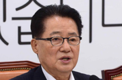 [시사톡] 문재인 저격수는 박지원.."유력 대선후보 입장은?"