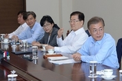 첫 수석회의 연 文대통령 “반대 의견 반드시 제기해야”