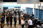 갈 곳 잃은 청년들, 쓸 돈이 없다
