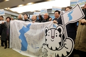 거세지는 '한반도기' 사용 논란