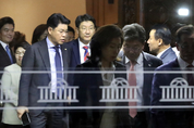 거꾸로 가는 국회 시계... 홍문종·염동열 체포동의안 '부결'