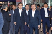 문 대통령 "IT기업 참여 통한 인터넷은행 강화 절실"