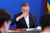 ‘경제·민생’ 난항 속 文대통령 지지율 끝내 50 붕괴