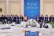文대통령 "일자리 중심은 중소기업..전폭적 지원할 것"