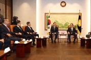 문재인 대통령, 국회와 어떤 대화 나눴나 [2020년 예산안 시정연설 사전 환담 정밀묘사]