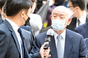 법정 선 전두환, 헬기사격 강력 부인‧‧‧재판중 또 다시 졸아