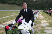 文대통령, "오월 정신은 우리 모두의 것...진실규명 처벌목적 야냐"