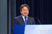 文대통령, 28일 여야 원내대표 靑 오찬 대화…"코로나19 고용 산업 위기 대응 등 의제 없이 논의"