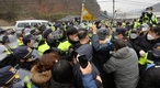 성주 사드기지 경찰·주민 충돌…장비차량 32대 반입