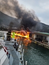 거제 가배항 앞 해상, 바지선 불…절반 전소 인명피해 없어