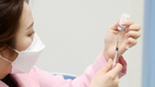 의료인·돌봄 종사자 접종 6월→4월 앞당겨…65세 이상 5월 중 접종