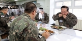 김 총리, 최전방 훈련병과 점심식사…