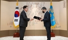 윤 대통령, 조태용 신임 주미대사에 신임장 수여…