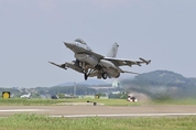 KF-16 공군 전투기 1대 이륙 과정서 추락... "조종사 비상탈출 무사"