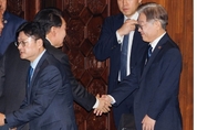 尹 대통령 "민생 해결 시급…국회 협조 부탁"…이재명에 가벼운 인사 나눠