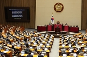 '이동관·2인 검사 탄핵안' 본회의 보고...與 "총선 정쟁용" 野 "법률 위반 처벌"