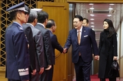 尹 대통령, 네덜란드 국빈방문 마치고 귀국...정국 현안 산적