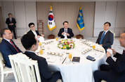 尹 대통령-한동훈 오찬 회동...“민생 현안 논의”