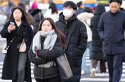 출근길 쌀쌀‧낮 포근...전국 흐리고 제주‧강원 일부 눈·비