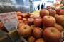 사과값 한 달 전보다 16 하락…사과 납품단가 지원 확대 효과