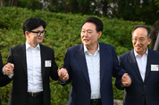 尹 대통령 “앞으로 하나가 돼 한동훈 대표 잘 도와줘야”