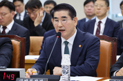 ‘내란중요임무’ 김용현 구속...尹 수사 탄력
