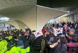 尹 대통령 관저 앞 진보-보수단체 맞불 집회로 혼선..."당장 빼" vs "사람 쳐"충돌