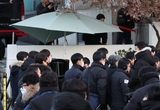 사상 최초 현직 대통령 '체포영장 집행'...4시간 넘게 대치