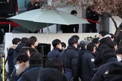 사상 최초 현직 대통령 '체포영장 집행'...4시간 넘게 대치