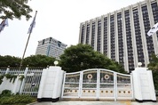 윤 대통령 탄핵심판 선고일…서울청사 출입구 대부분 폐쇄