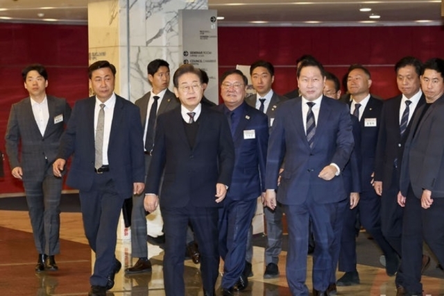 이재명, 경제5단체장과 간담회서 "경제 중심은 기업"...외연 확장 더욱 속도