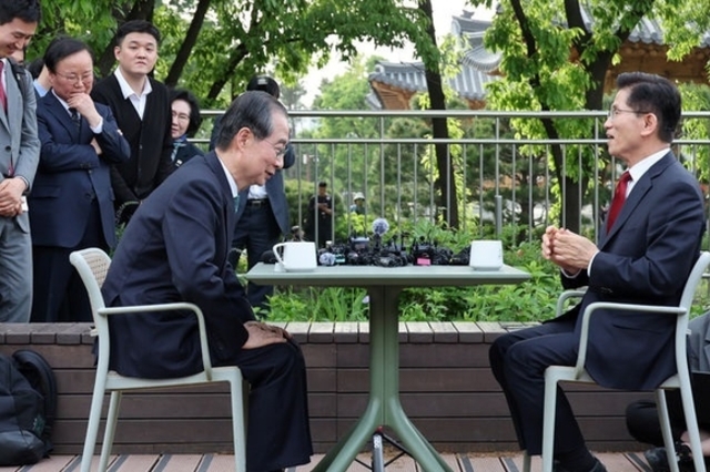 한덕수 "단일화, 오늘 내일 당장 결판" 주장…김문수 "입당 안 하면서 청구서 내미느냐"