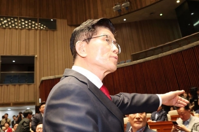 김문수 "당 지도부, 강제 단일화 응할 수 없어…무소속 후보가 되도록 작업"