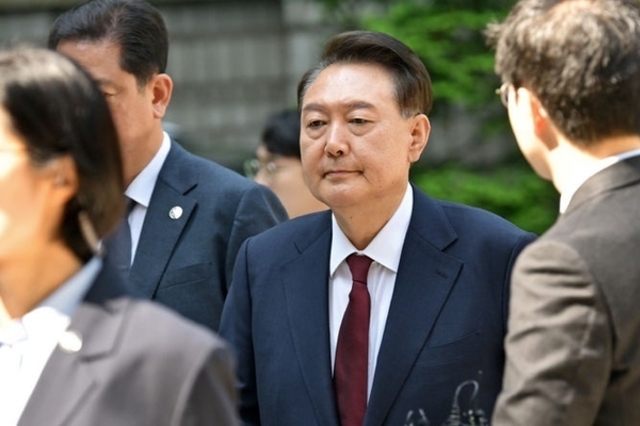 윤 前 대통령…"비상계엄 선포 사과 의향 묻자 '묵묵부답'