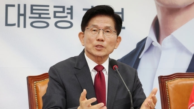 김문수 "윤석열 前 대통령 탈당은 본인이 판단할 문제"