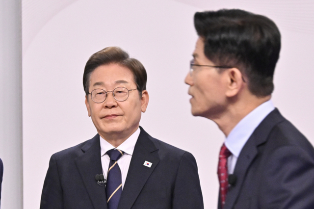 김문수 “배우자 검증 토론하자”vs 이재명 “정치, 부인이 하는 게 아냐”