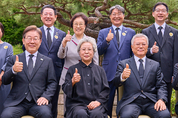 이재명, 盧 묘역 참배·눈물·文과 오찬...민주 지지층 결집