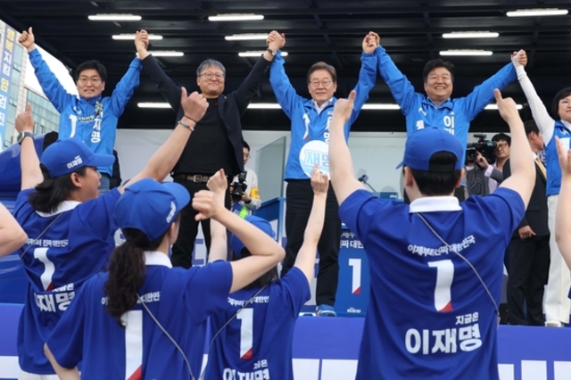 이재명, 중앙당사에서 기자간담회...오후엔 충남 돌며 유세