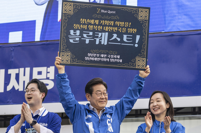 이재명, 대학가 신촌에서 청년들과 사전투표...‘험지’ 강남 유세
