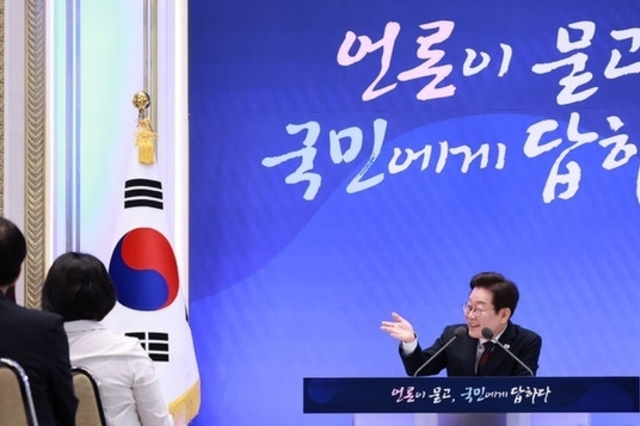 이 대통령 "민생회복지원금 추가 지급 계획 없어…재정 상황 녹록치 않아"