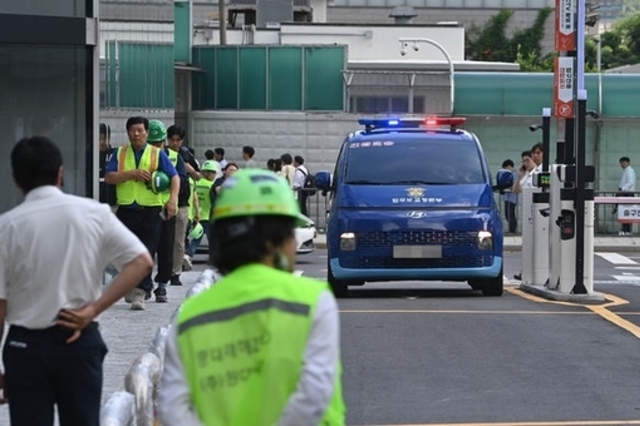 김건희 특검팀, 윤 부부 사저 압수수색 개시