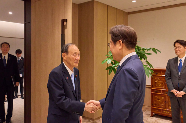 이 대통령, 스가 前 일본 총리 접견…"한일관계 발전 논의, 미국 관세 언급 없어"